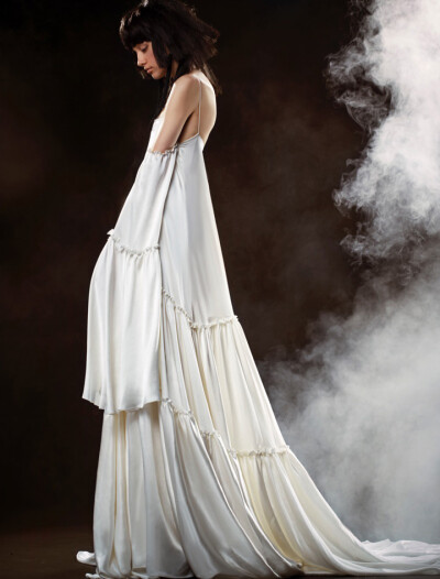 著名华裔设计师品牌 Vera Wang 2018春夏婚纱系列LookBook 本季设计师以「The Bride Wore White」为题阐述了她对浪漫主义的新观点，不对称设计、各色袖子设计将婚纱变成更为现代化的礼服，让每个新娘穿出自己独特的味…