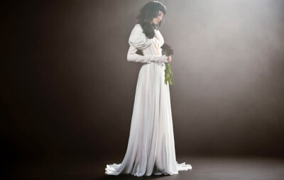 著名华裔设计师品牌 Vera Wang 2018春夏婚纱系列LookBook 本季设计师以「The Bride Wore White」为题阐述了她对浪漫主义的新观点，不对称设计、各色袖子设计将婚纱变成更为现代化的礼服，让每个新娘穿出自己独特的味…