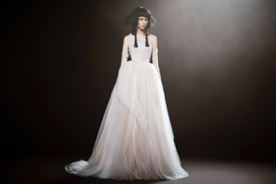 著名华裔设计师品牌 Vera Wang 2018春夏婚纱系列LookBook 本季设计师以「The Bride Wore White」为题阐述了她对浪漫主义的新观点，不对称设计、各色袖子设计将婚纱变成更为现代化的礼服，让每个新娘穿出自己独特的味…