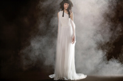 著名华裔设计师品牌 Vera Wang 2018春夏婚纱系列LookBook 本季设计师以「The Bride Wore White」为题阐述了她对浪漫主义的新观点，不对称设计、各色袖子设计将婚纱变成更为现代化的礼服，让每个新娘穿出自己独特的味…