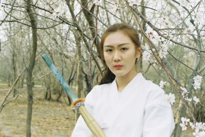 【剑道】初心不改，仗剑天涯。
拍摄&后期：Jael 模特:齐
微信公号ID：brightanddesire
未经本人同意，不得转载。