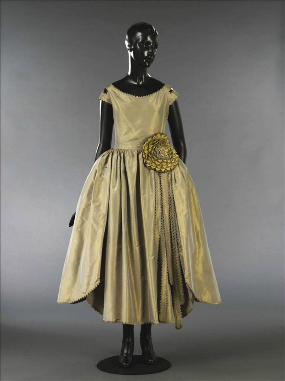 1920s的Lanvin裙装，虽然很迷爵式风的俏皮小裙，但她家的古典味也相当动人。 ​​​