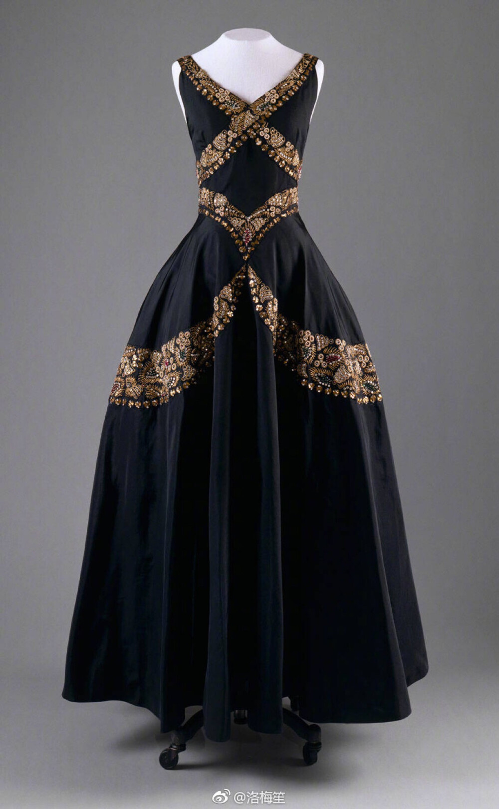1938年Mainbocher的一件黑色晚礼服