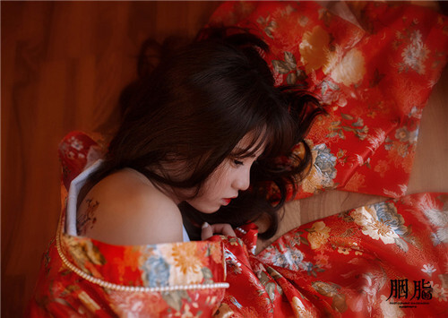 我许你红装十里，一里桃花却孤，誓言候许，浅璃如灯不如你。 
我许你红装十里，一里流水戏途，渺沙迟寄，花栀如水不如你。 
我许你红装十里，一里相思入骨，繁华满地，流年如诗不如你。 
我许你红装十里，一里花香静浮，叶下喃呢，往事如风不如你。 
我许你红装十里，一里清风微抚，细烟水碧，朝暮如瞬不如你。 
我许你红装十里，一里浅笑与幕，初遇何几，晨露如眸不如你。 
我许你红装十里，一里檐角月疏，温柔别离，湿雪如画不如你。 
我许你红装十里，一里城下倾顾，款款情意，韶光如玉不如你。 
我许你红装十里，一里落红径伫，林道幽起，珠帘如雅不如你。 
我许你红装十里，一里长街暗渡，残梅花祭，枯柳如秋不如你。