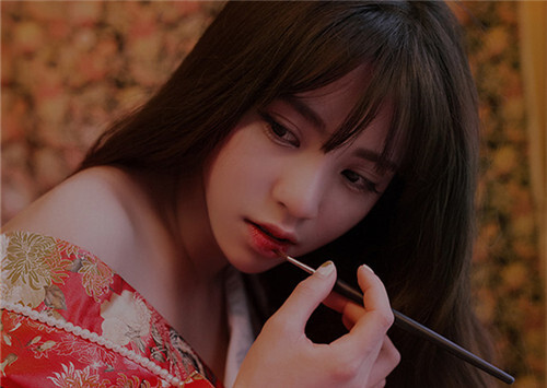 我许你红装十里，一里桃花却孤，誓言候许，浅璃如灯不如你。 
我许你红装十里，一里流水戏途，渺沙迟寄，花栀如水不如你。 
我许你红装十里，一里相思入骨，繁华满地，流年如诗不如你。 
我许你红装十里，一里花香静浮，叶下喃呢，往事如风不如你。 
我许你红装十里，一里清风微抚，细烟水碧，朝暮如瞬不如你。 
我许你红装十里，一里浅笑与幕，初遇何几，晨露如眸不如你。 
我许你红装十里，一里檐角月疏，温柔别离，湿雪如画不如你。 
我许你红装十里，一里城下倾顾，款款情意，韶光如玉不如你。 
我许你红装十里，一里落红径伫，林道幽起，珠帘如雅不如你。 
我许你红装十里，一里长街暗渡，残梅花祭，枯柳如秋不如你。