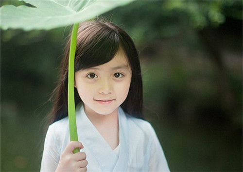 夕阳西去，一盏茶饮到无色，无味，暮色渐起。 
拈一朵花，端坐禅房，静寂，燃一炷香，菖蒲上默诵经文； 
凉的夜，如注的雨，落打荷叶声声起，可否， 
凝聚我所有念，于佛前虔诚的祈祷，佑： 
青城无恙，亭廊深巷歌吟唱，岁月静好，静好安然。