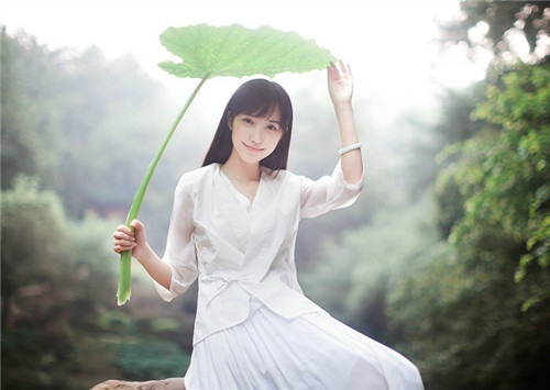 夕阳西去，一盏茶饮到无色，无味，暮色渐起。 
拈一朵花，端坐禅房，静寂，燃一炷香，菖蒲上默诵经文； 
凉的夜，如注的雨，落打荷叶声声起，可否， 
凝聚我所有念，于佛前虔诚的祈祷，佑： 
青城无恙，亭廊深巷歌吟唱，岁月静好，静好安然。