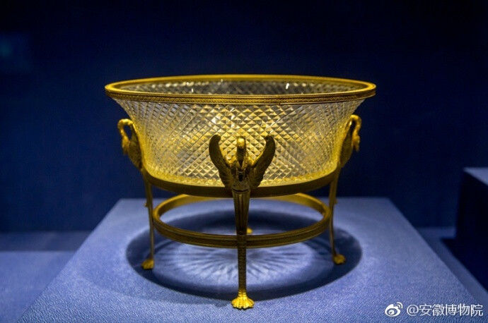 这件来自“欧洲玻璃艺术珍品展”的精美花盆，出自法国，约1810年，亲们觉得什么样的花适合这件花盆呢