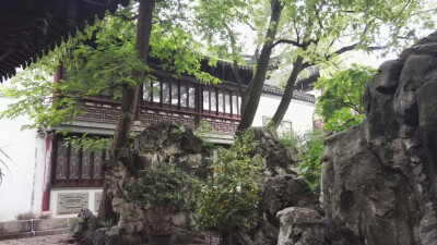 豫园
去的时候刚下过雨就算是这样的天气也有恰到好处的美 满满的翠绿