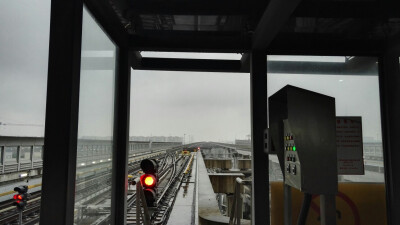 好像是冬天的时候拍的很冷下着雨却很喜欢