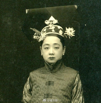 涛贝勒的嫡夫人内务府正白旗姜佳氏，一作蒋佳氏，大学士崇礼之女。正白旗包衣出身的崇礼，人称“崇四爷”，其家在东四六条，姓佟又姓姜/蒋，人称“崇蒋家”。涛贝勒的嫡夫人就是崇四爷的第四女。