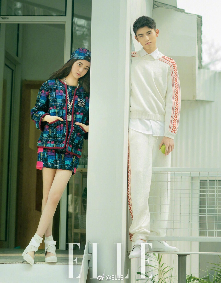  #ELLE7月刊#@歐陽(yáng)娜娜Nana 跳起來，試圖從@陳飛宇A(yù)rthur 的手里搶來仙人掌靠墊，1米88的陳飛宇踮踮腳，她就撲了個(gè)空。一直沉穩(wěn)的陳飛宇終于笑了。兩個(gè)因“星二代”身份備受關(guān)注的00后在17歲這一年，因一部電影聯(lián)系在一起。一個(gè)活潑一個(gè)酷，這有些像他倆在7月7日即將上映的電影《秘果》里的關(guān)系，一點(diǎn)酸，一點(diǎn)甜，17歲的秘密悄悄說給你聽。#陳飛宇##歐陽(yáng)娜娜# 攝影：@攝影師吳明 