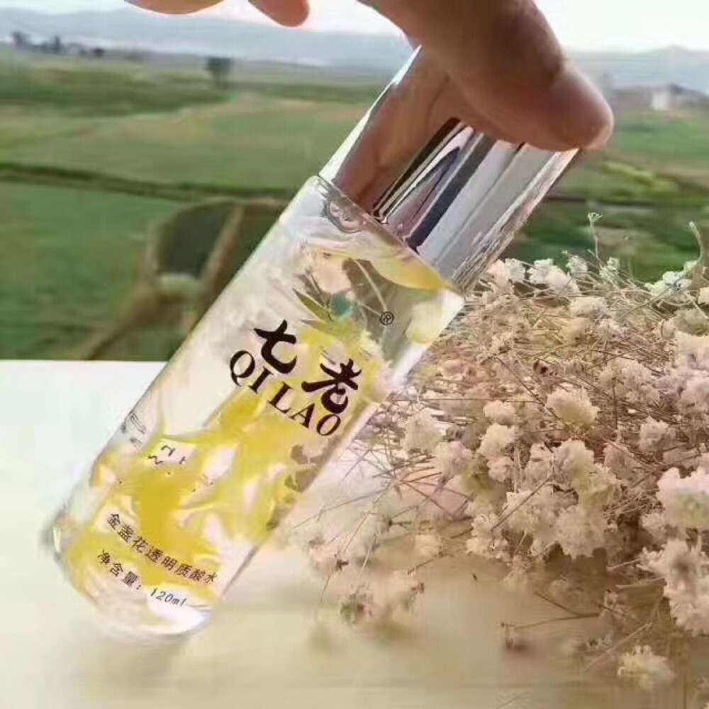 ✨✨✨
金盏花精华水：快速渗入肌肤深层，保湿补水，改善毛孔粗大！
我爱它是因为补水效果好，味道清雅，淡淡的花香！
里面满满的金盏花花瓣！实物效果都看得见！！