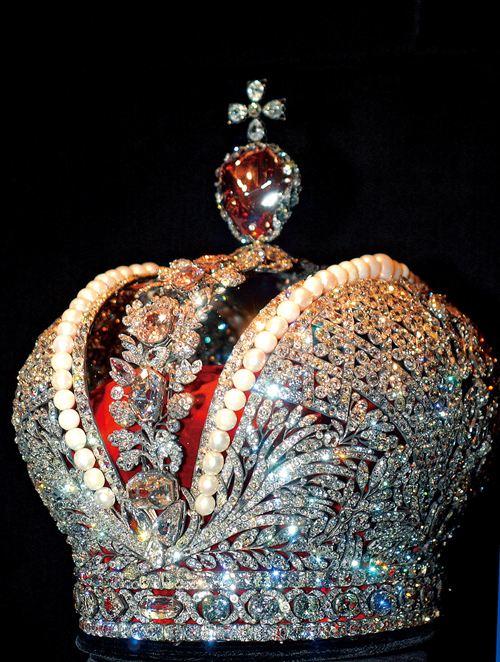 1762年，天才的宫廷珠宝匠波吉耶为叶卡捷琳娜二世加冕典礼制作的大皇冠以其富丽精美赢得世人称赞，他创造了一个钻石荟萃的新世界。大皇冠总共镶嵌了2858克拉重的4836颗钻石，其中装饰冠顶的是世界上最大最漂亮的红天鹅绒色尖晶石，重398．72克拉，被列为前苏联七大历史名钻之一。