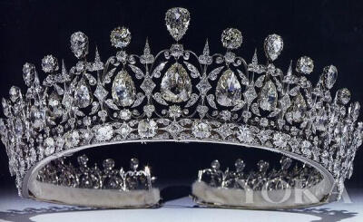 法夫王冠（The Fife Tiara）
法夫王冠是法夫公爵迎娶英国国王爱德华七世的大女儿路易斯公主时赠送的礼物。这顶王冠使用了数百颗钻石，且大小都在1到10克拉之间。由于这顶王冠太过奢华，当时的维多利亚女王认为法夫…