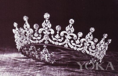 大不列颠及爱尔兰之女王冠（The Girls of Great Britain & Ireland Tiara）
大不列颠及爱尔兰之女王冠是1893年由大不列颠和爱尔兰的女孩们联合筹钱为玛丽王后专门定制的结婚礼物。这顶王冠的顶部原本镶嵌的是14颗大…