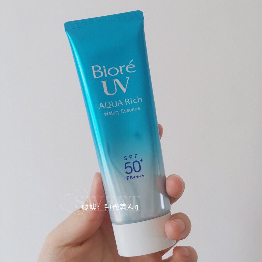 限量加大裝 85g 日本Biore碧柔防晒乳 spf50 pa++++ 现在出门 紫外线都很强烈啦，现在不防晒，到夏天就黑黑的了。这个适合任何肤质，成膜特快，成膜后一点都不油腻，防晒效果很明显。这个天气出门一定要擦防晒!!!不防晒不止会变黑，还会老得快！