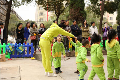 艾乐幼儿园的老师带着宝宝去户外实践