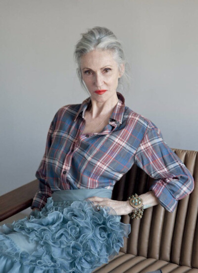Linda Rodin 一个67岁的老太太活的比17岁的小姑娘还滋润，轻松掌控各种搭配风格。作为造型师和模特的Linda Rodin，还被《纽约时报》评为世界上最会穿衣人物之一，绝对酷炫到不行。