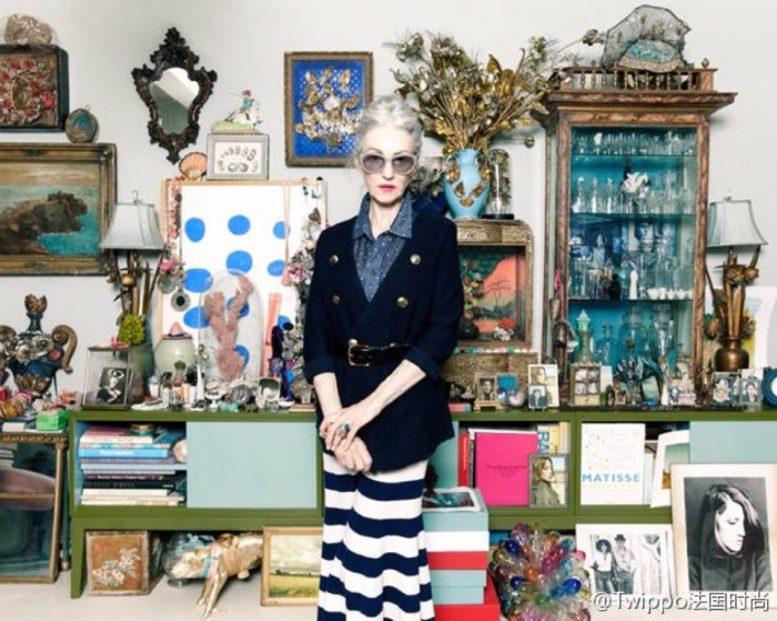Linda Rodin 一个67岁的老太太活的比17岁的小姑娘还滋润，轻松掌控各种搭配风格。作为造型师和模特的Linda Rodin，还被《纽约时报》评为世界上最会穿衣人物之一，绝对酷炫到不行。