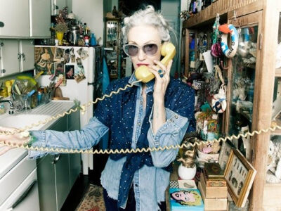 Linda Rodin 一个67岁的老太太活的比17岁的小姑娘还滋润，轻松掌控各种搭配风格。作为造型师和模特的Linda Rodin，还被《纽约时报》评为世界上最会穿衣人物之一，绝对酷炫到不行。