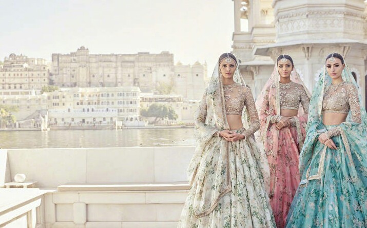 Sabyasachi S/S 2017 Couture｜来自印度设计师Sabyasachi Mukherjee的纯手工高级定制系列～
​​​时尚街拍 秀场 模特 时尚博主 婚纱婚礼 新娘造型 礼服 鲜花 花束 捧花 耳环 手链 项链 发饰 高跟鞋 饰品