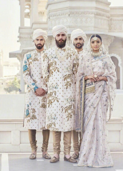 Sabyasachi S/S 2017 Couture｜来自印度设计师Sabyasachi Mukherjee的纯手工高级定制系列～
​​​时尚街拍 秀场 模特 时尚博主 婚纱婚礼 新娘造型 礼服 鲜花 花束 捧花 耳环 手链 项链 发饰 高跟鞋 饰品