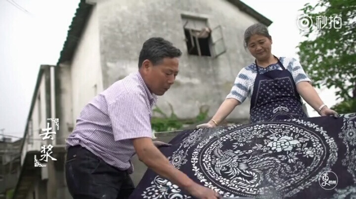 蓝印花布染布步骤：去浆