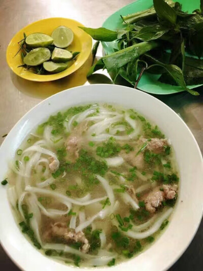 芽庄的第一顿早餐，不会越南语，老板也不会英文，餐厅也没有菜单，于是拉着老板到别人的桌子上指着完成了点餐。这么点出来的一餐居然惊人的好吃！