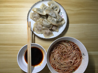 D先生的午餐：煎饺+面条