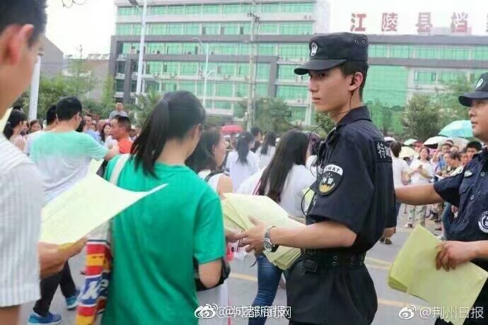 湖北江陵一中高考护考特警 帅哥在民间 侧脸