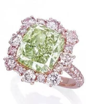 ❖❖绿色钻石戒指❖❖
每次钻石都会被写在最前面，这次也不例外。钻石中的绿色色调是变化不一的，一颗绿钻中往往绿色的深浅浓淡也不一样。一般来说，以绿色均匀，色调素雅为佳。世界上最著名的一颗绿钻就是于1743年…