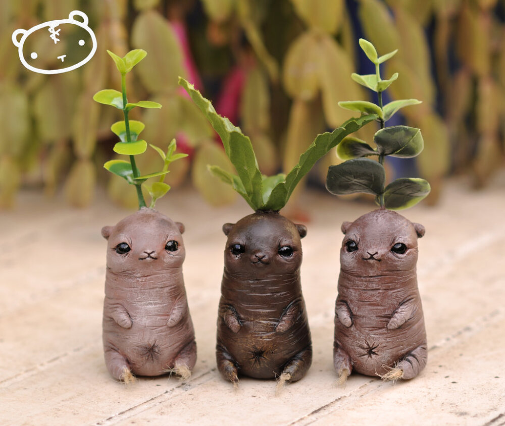 The Mandranimals are small figurines casted in resin from a prototype sculpted by me, and the leaves are fake ( plastic or fabric)这些动物是由我雕刻而成的模型用树脂制成的小雕像，树叶是假的(塑料或织物)。