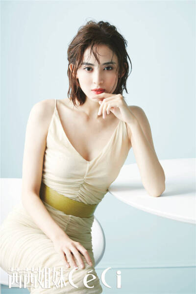 古力娜扎（Gulnazar），1992年5月2日出生于新疆乌鲁木齐市，中国内地影视女演员、平面模特。