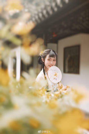 @婷宝tt_: 《游园·行花令》下
幽忧无以销，春日静愈长。
薰风入花骨，花枝午低昂。
往来采花蜂，清蜜未满房。
春事已烂漫，落英渐飘扬。
摄影/后期：@婷宝tt_
出镜：@Seven文嘉佳
抄送师父父：@知竹zZ
服装：@重回汉唐汉服店 