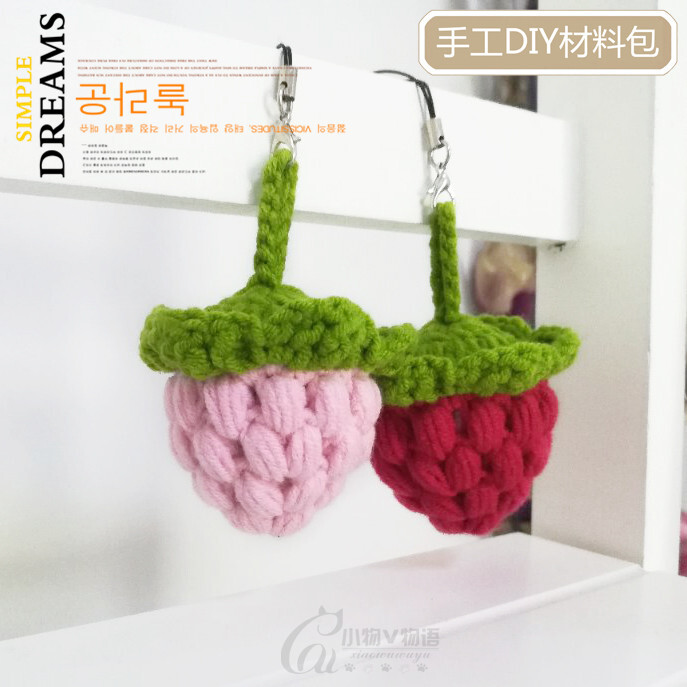 手工钩针编织草莓玩偶手机包包挂件中粗棉毛线材料包高清图解教程