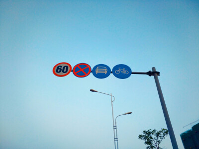 沿途的路牌是指引。