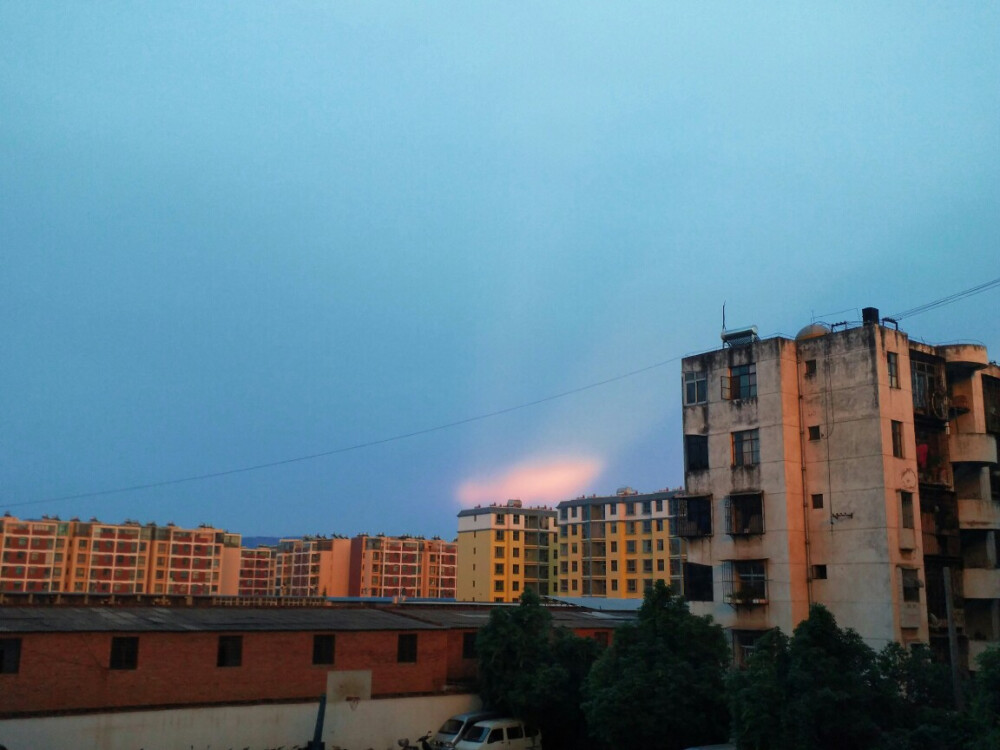 他会踩着七彩祥云吗？☁