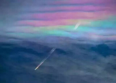 飞机飞行时穿过彩虹的瞬间