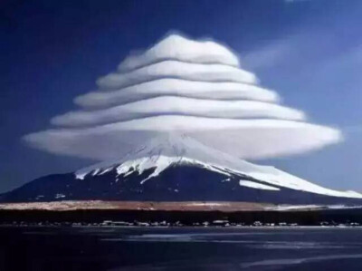 富士山顶端重重叠叠的云层
毫无PS却美得像个奇迹
