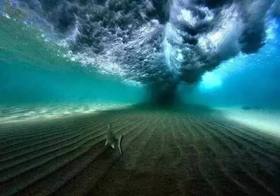 夏威夷火山群岛海岸的水下冲击波
威力之大令人惊悚