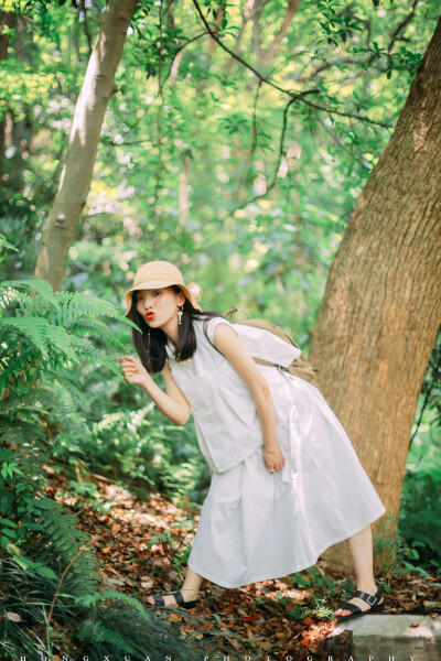 花房姑娘
摄影：洪小漩
出镜：方方
场地：星球植物工厂
方方说，小漩，我想在结婚之前给自己拍一组照片，留作给单身的自己最后的纪念。
我说好。
此时，我翻你朋友圈看到了你所在的花房，心弦一下子被拨动了，发自内…