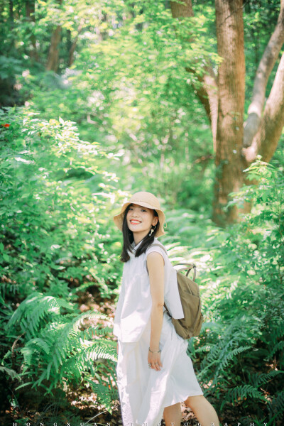 花房姑娘
摄影：洪小漩
出镜：方方
场地：星球植物工厂
方方说，小漩，我想在结婚之前给自己拍一组照片，留作给单身的自己最后的纪念。
我说好。
此时，我翻你朋友圈看到了你所在的花房，心弦一下子被拨动了，发自内…