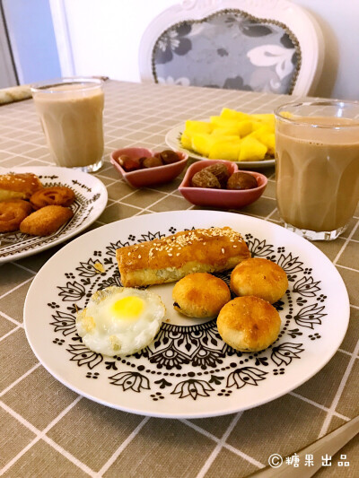 【蚝油叉烧酥&荷包鸽子蛋&梅干菜烧饼】