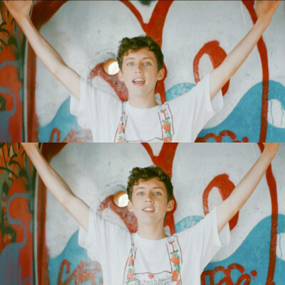 troye sivan 专辑更新
#头像#壁纸#存图舔颜
摆脱懒癌症花了一中午把放在手机里好久的mv截图做了几张图，不然感觉当初白截了哈哈
优美的分割线――――――――――――
看到自己搜集或制作的图片有受到喜爱我也就放…