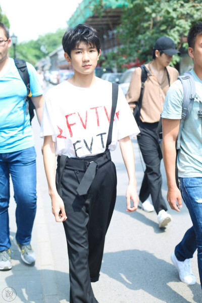 #王源 #TFBOYS 南锣鼓巷撸猫 高清 