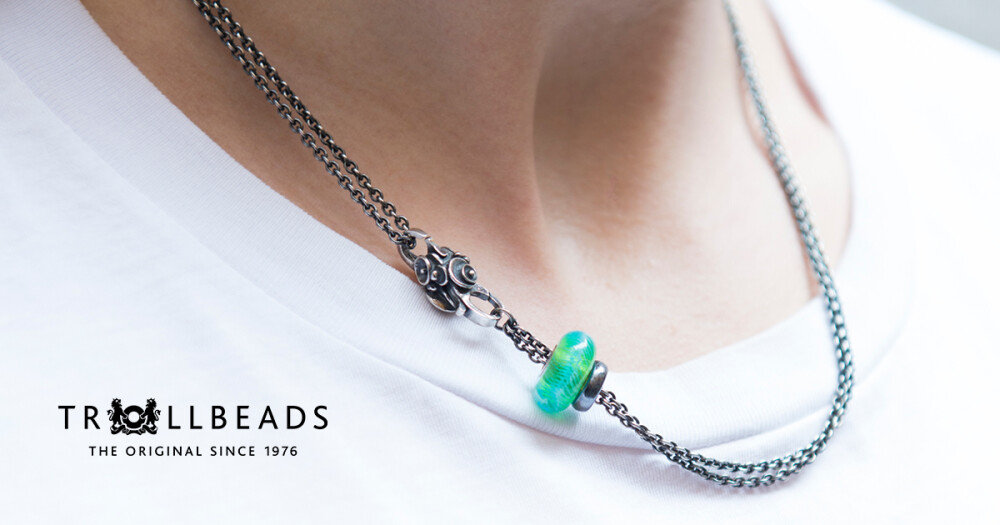 这周小卓为大家带来的是#Trollbeads-土耳其羽毛#琉璃珠的故事。是什么给了设计师灵感，让她为我们带来色泽如此梦幻的琉璃珠？来Trollbeads官网一起看看吧，这五光十色的故事。