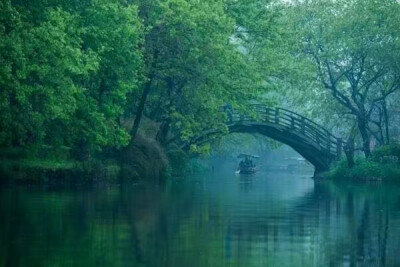 山路元无雨，空翠湿人衣。