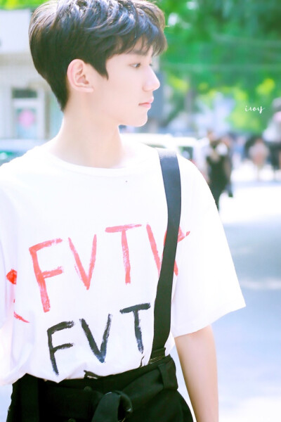 #王源南锣鼓巷撸猫# 是初夏熹微的日光 一尘不染纯白色的年代@TFBOYS-王源 K那个男孩（电视剧《夏至未至》插曲） ​​​​