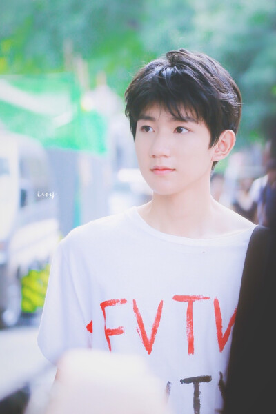 #王源南锣鼓巷撸猫# 是初夏熹微的日光 一尘不染纯白色的年代@TFBOYS-王源 K那个男孩（电视剧《夏至未至》插曲） ​​​​